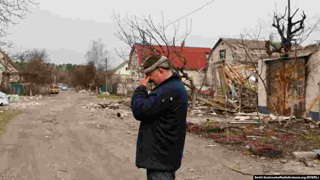 Чоловік плаче на своїй знищеній російськими артилерійськими і авіаударами вулиці. Чернігів, 6 квітня 2022 року