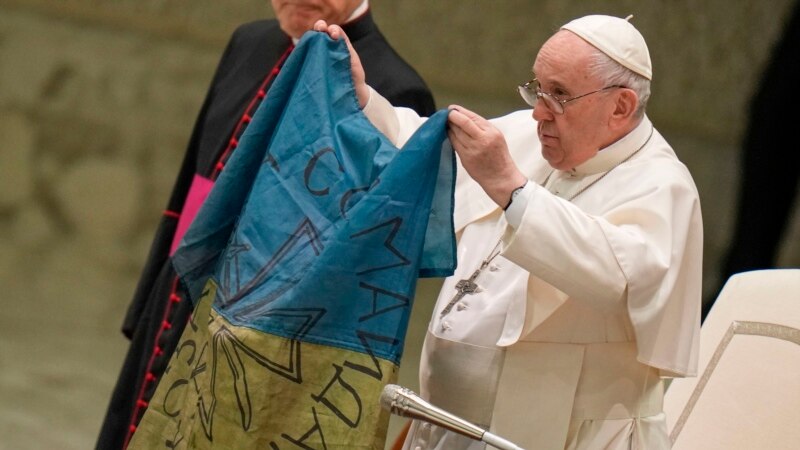 Papa sa ukrajinskom zastavom iz Buče još jednom pozvao na prekid rata