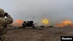 Украински вооружени сили одржуваат артилериски вежби на непозната локација во источна Украина во декември 2021 година.