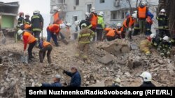 У Бородянці під Києвом продовжують розбирати завали знищених російськими військами будинків, 8 квітня 2022 року