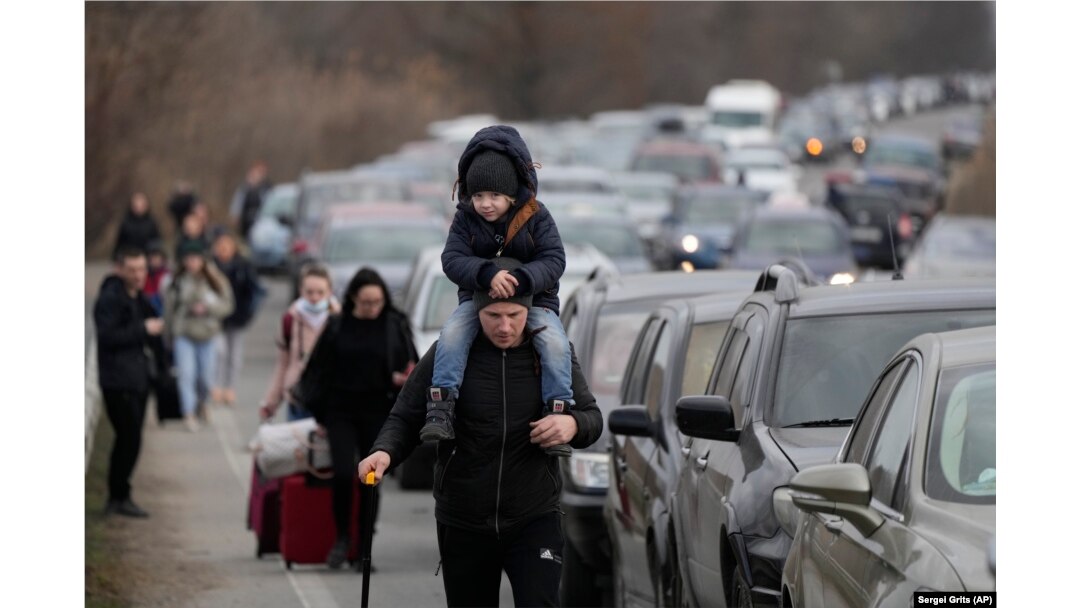 Refugiați ucraineni merg către granița cu Republica Moldova