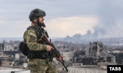 Военнослужащий СОБРа "Ахмат" на крыше здания. Мариуполь, 4 апреля 2022 года