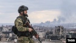 Боец чеченского отряда СОБР "Ахмат" в оккупированном украинском Мариуполе, апрель 2022 года. Иллюстративное фото