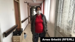 Mara Lazić, koja je izbjegla iz Vareša, opštine udaljene 45 km od Sarajeva živi u dobojskom kolektivnom centru od 2002. godine. Prije toga živjela je kao podstanar (6. april 2022.).