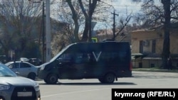 Автомобиль со знаком V в Симферополе в поддержку российской армии во время войны против Украины, апрель 2022 года
