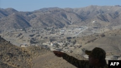 Офицер пакистанской армии информирует СМИ о пограничном терминале в Гулам Хане, городе в Северном Вазиристане, на границе между Пакистаном и Афганистаном, 27 января 2019 года.