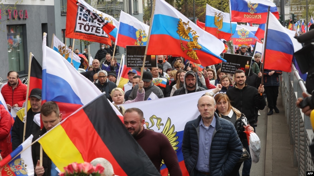 Pro-Russia Supporters Rally In Germany, Face Off With Counterdemonstrators pic