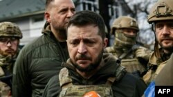 Volodymyr Zelensky gjatë vizitës në Buça më 4 prill. Në këtë qytet, autoritetet ukrainase thonë se forcat ruse kanë vrarë afër 300 civilë. 