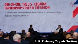 Gabriel Escobar (desno) na Hrvatsko-američkom forumu u Zagrebu, 4. travnja 2022.