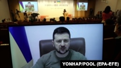 Presidenti i Ukrainës, Volodymyr Zelensky, duke iu drejtuar ligjvënësve në Korenë e Jugut, përmes video-lidhjes, 11 prill, 2022.