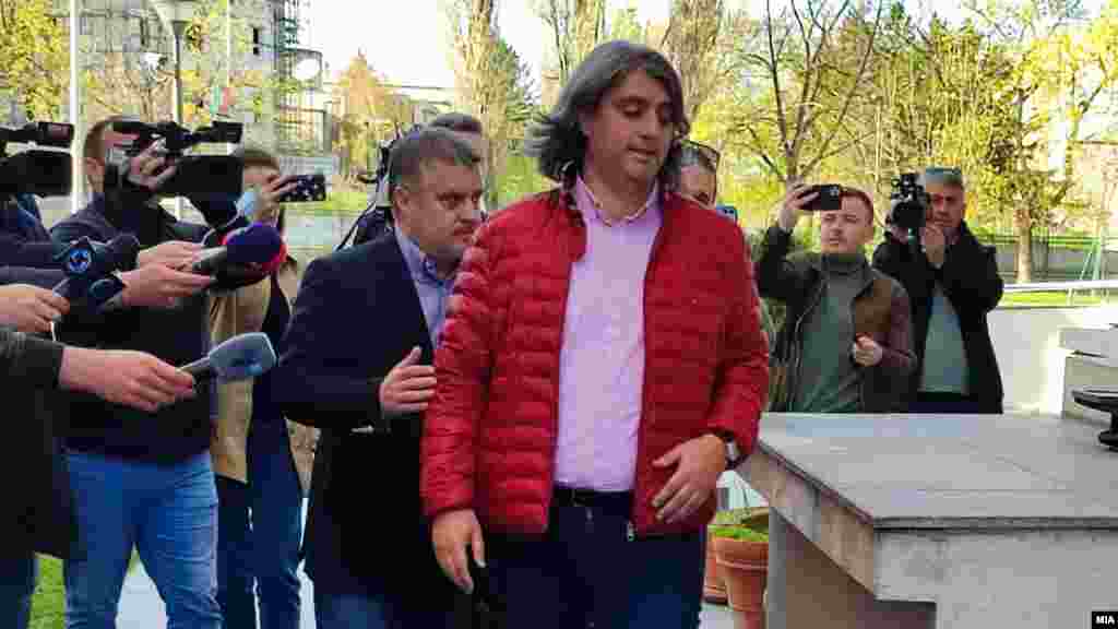 МАКЕДОНИЈА - Кривичниот совет на одделението за организиран криминал и корупција во Кривичниот суд Скопје, кој денеска одлучуваше по жалбата за одредениот притвор за ексгенералниот секретар на Владата Мухамед Зекири, го потврди решението на претходна остапка, што значи дека тој останува во притвор.