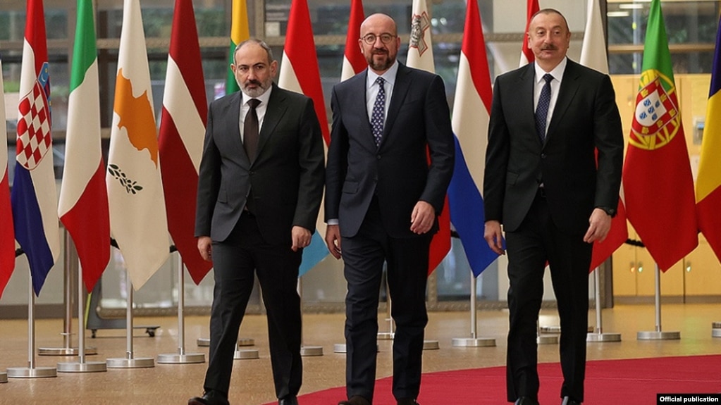 Слева направо: Никол Пашинян, Шарль Мишель и Ильхам Алиев перед трехсторонней встречей в Брюсселе, 6 апреля 2022 г.