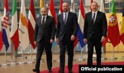 European Council President Charles Michel (center), Armenian Prime Minister Nikol Pashinian (left), and Azerbaijani President Ilham Aliyev attend a trilateral meeting in Brussels last month.