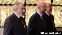 Слева направо: премьер-министр Армении Никол Пашинян, председатель Европейского совета Шарль Мишель и президент Азербайджана Ильхам Алиев (архив)