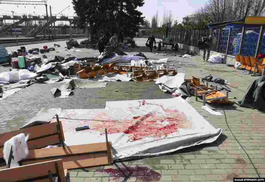 Bunurile personale ale victimelor, pătate de sângele acestora în urma atacului cu rachete de la gara din Kramatorsk, estul Ucrainei, 8 aprilie 2022.&nbsp;