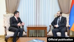 Министр иностранных дел Армении Арарат Мирзоян (справа) и французский сопредседатель Минской группы ОБСЕ Брис Рокфо, Ереван, 11 апреля 2022 г.