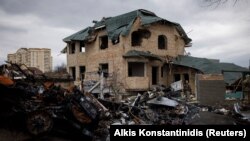 Neka od najgorih ratnih zlostavljanja — uključujući seksualno nasilje — otkrivena su u Buči, predgrađu udaljenom nešto više od sat vremena vožnje od glavnog grada Ukrajine (Ilustrativna fotografija: Ukrajinski vojnici pregledaju uništenu kuću u Buči, 6. aprila 2022.) 