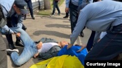 Protestatari arestați în fața consulatului Rusiei din Almatî, 9 aprilie 2022 