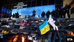  Обувки пред постройката на Руския културно-информационен център 