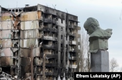 Пам'ятник Тарасу Шевченку, пошкоджений обстрілами російських військових під час масштабного вторгнення Росії до України, Бородянка, 7 квітня 2022 року