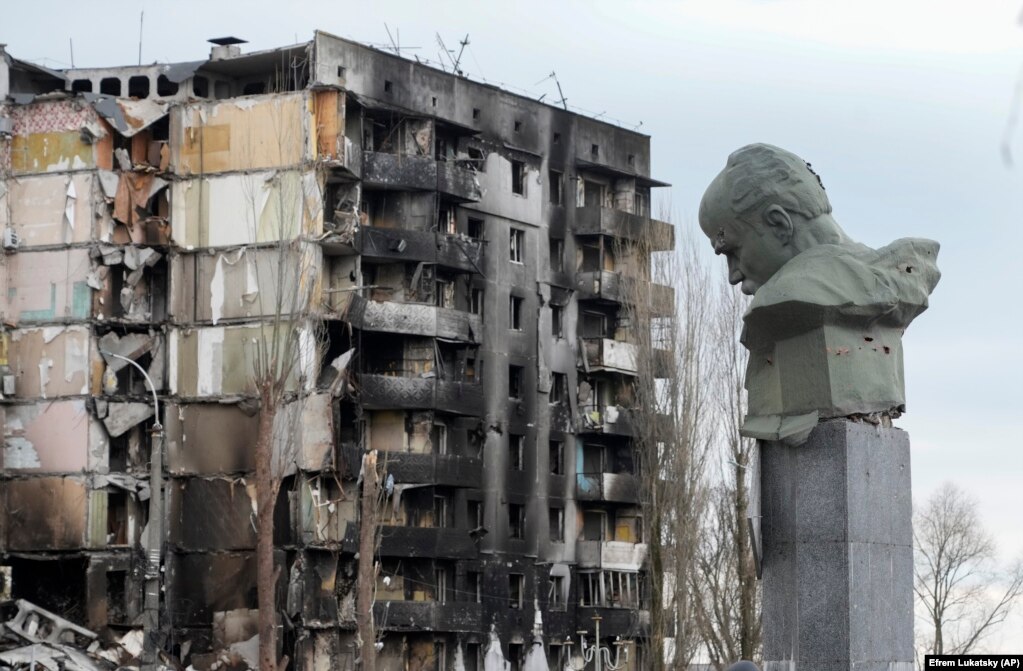 Monumenti i poetit ukrainas, Taras Shevchenko - një figurë e lartë në kulturën ukrainase - duket i dëmtuar nga plumbat në qytetin Borodianka të Ukrainës.
