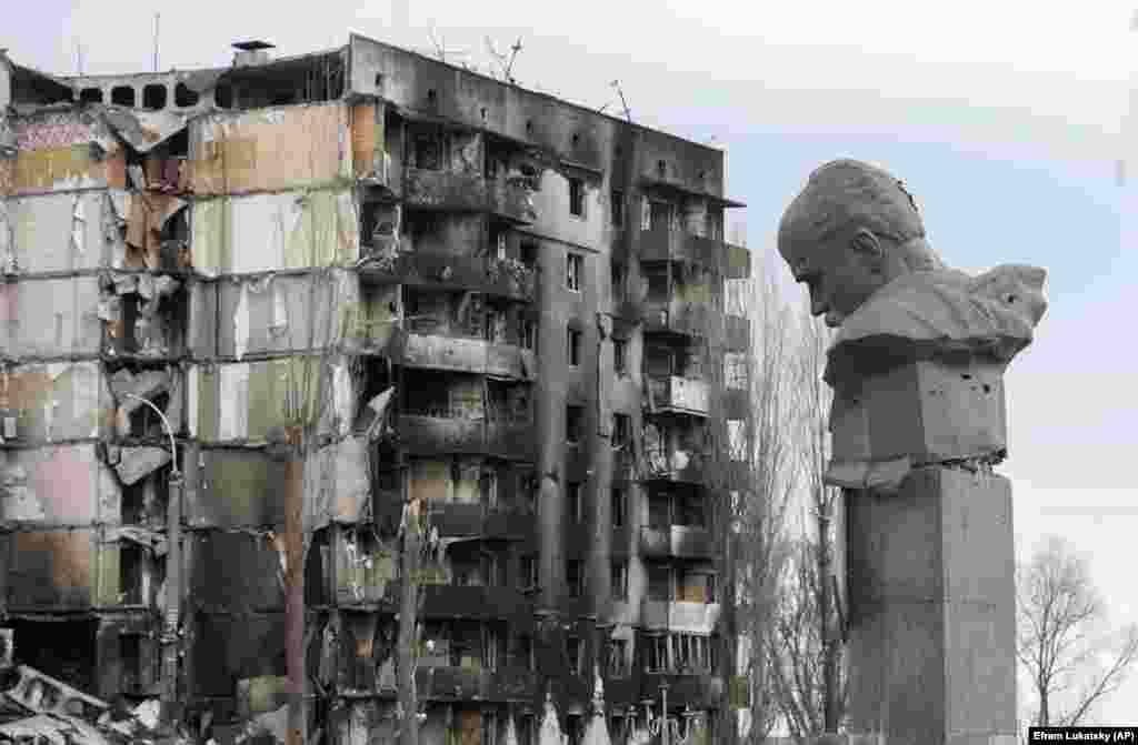 Помнік украінскаму паэту Тарасу Шаўчэнку на цэнтральнай плошчы ў Барадзянцы пасьля расейскіх абстрэлаў.