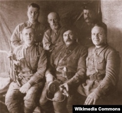 Партизанский командир Михаил Карнаухов (сидит в центре) с боевыми товарищами