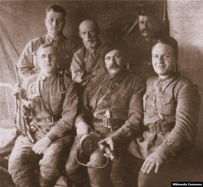 Партизанский командир Михаил Карнаухов (сидит в центре) с боевыми товарищами