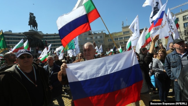 Симпатизантите на "Възраждане" често издигат руски знамена