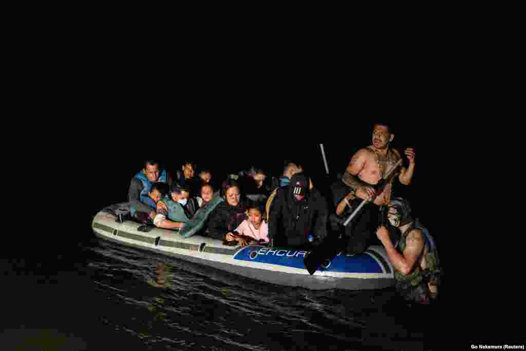 A menekültek felfújható csónakokon szelték át a Rio Grande folyót, hogy eljussanak az Egyesült Államokba.