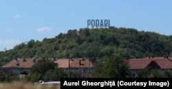 Comuna Podari, din județul Dolj, are peste 7.000 de locuitori și un semn à la Hollywood.