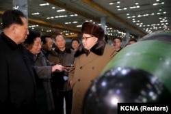 Ким Чен Ын в окружении своих ученых-ядерщиков. Дата и место съемки точно не известны
