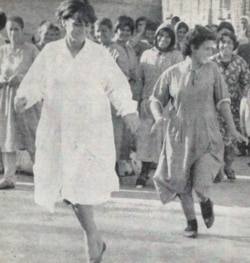 تصویری از حضور منصوره پیرنیا (چپ) در امین‌آباد