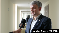 Ministrul Culturii, Cristian Jardan, vorbind Europei Libere pe holul parlamentului, 12 noiembrie 2025