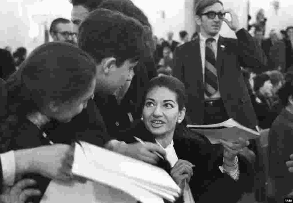 Callas signing autographs in Moscow on June 22, 1970