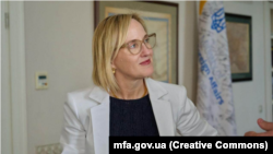 Тимчасова повірена США Джулі Девіс обіймає посаду з початку травня 2025 року