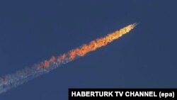 კადრი თურქეთის ტელევიზიის ვიდეოდან, რომელზეც ჩანს ალმოდებული თვითმფრინავი თურქეთ-სირიის საზღვართან.
