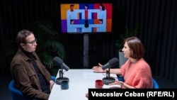 Mihail Nesteriuc, invitat în podcastul „Laboratorul social”, și Victoria Coroban, gazda podcastului, în timpul filmării episodului.
