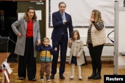 Premierul Harris la vot cu familia, vineri dimineață.