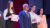 Diplomele au fost înmânate elevilor de pretinsul vice-premier Vitalii Neagu (în centru), general de miliție, așteptat să candideze la șefia regiunii transnistrene, alături de așa zisă ministră a Educației, Svetlana Ivanișina. 