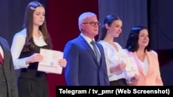 Diplomele au fost înmânate elevilor de pretinsul vice-premier Vitalii Neagu (în centru), general de miliție, așteptat să candideze la șefia regiunii transnistrene, alături de așa zisă ministră a Educației, Svetlana Ivanișina. 