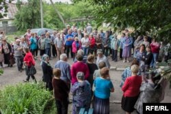 Валентина Назарова (справа в синем платье) на сходе жителей Тошковки