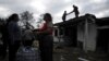 Arkiv - Kosovë: Dy gra flasin si anëtare të komunitetit Rom për problemet e tyre
Kosovo -- Two women speak as members of the Roma community help dismantle a Roma camp in the Serb-majority town of Leposavic, December 16, 2013