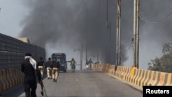 Дим піднімається після протесту біля Генерального консульства США на тлі новин про удари США та Ізраїлю по Ірану, в результаті яких загинув Верховний лідер Ірану аятола Алі Хаменеї, Пакистан, 1 березня 2026 року