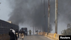 Dim ispred američkog konzulata u Karačiju nakon protesta zbog smrti iranskog ajatolaha Hamneija