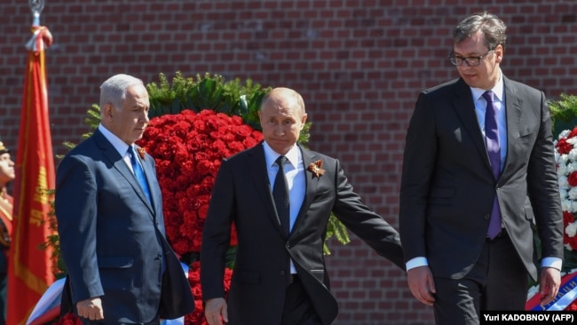 Benjamin Netanjahu, premijer Izraela, Vladimir Putin, predsednik Rusije i Aleksandar Vučić, predsednik Srbije, na obeležavanju 73. godine pobede u Drugom svetskom ratu, 9. maja u Moskvi.