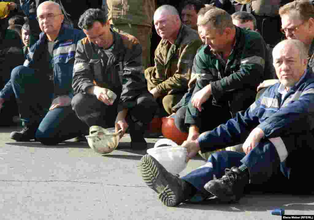 17 қазанда "Қазақстан жаңалықтары" агенттігі "Теміртауда "Арселор Миттал Теміртау" компаниясының ғимаратына жанғыш сұйықтығы бар шөлмек лақтырған еңбек мүгедегі ұсталды" деп хабарлады. Компания кәсіпорындарында еңбек етіп жүріп денсаулықтарынан айырылып, мүгедек атанған азаматтар осы күні өтемақы төлеуді талап еткен. Наразылық танытушылардың бірі компания департаментінің ғимаратына жанғыш сұйықтығы бар шөлмек лақтырып, екі адам зардап шеккен. «Арселор Миттал Теміртау» кеңсесінде өткен наразылық акциясы кезінде «өрт шығарған» жұмысшыға қатысты қылмыстық іс қозғалды. Әріптестері жергілікті биліктен оған араша түсуді сұрайды.