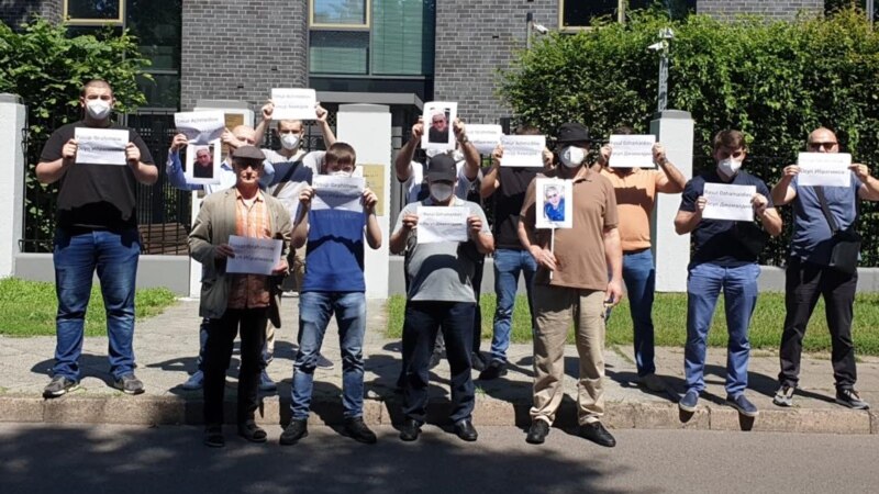 Пикет против пыток в отношении арестованных в Алматы чеченцев прошел у посольства Казахстана в Германии