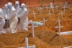 У Ліберії ховають тіло людини, яка, як підозрювали медики, загинула від вірусу Ебола, 11 травня 2015 року