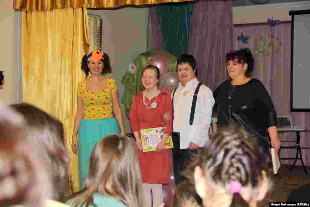 Ольга Шлапак (вторая слева) и Ален Наурызов (второй справа) занимаются бисерной вышивкой 4-5 лет. Это их первая выставка.